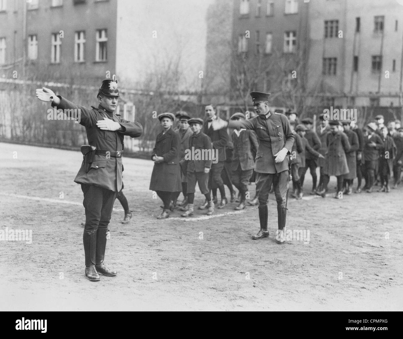 Poliziotti nel corso di educazione alla sicurezza stradale in una scuola di Berlino, 1928 Foto Stock