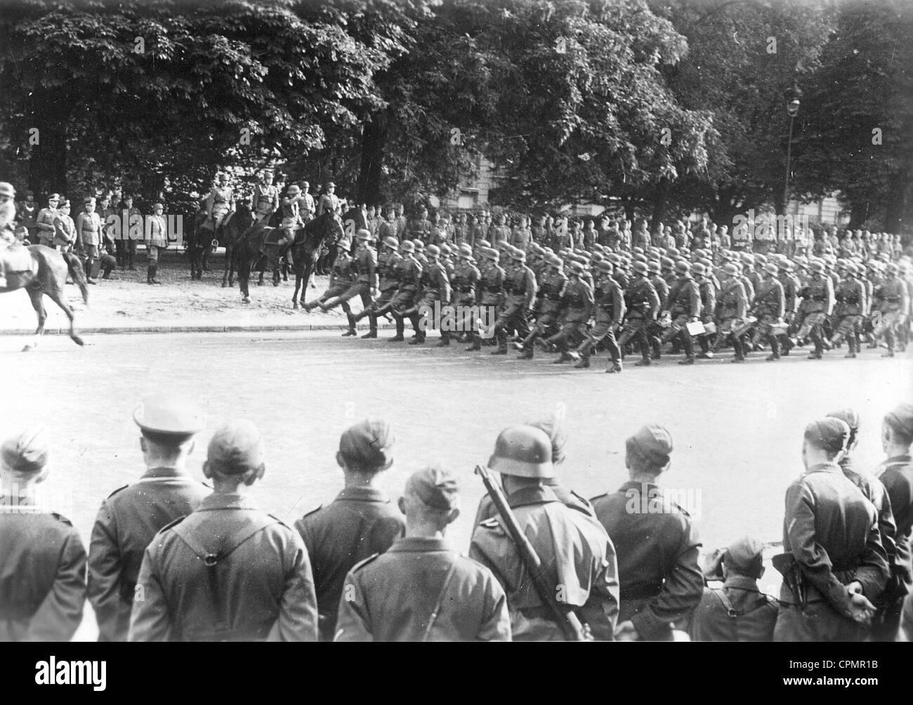 I soldati tedeschi parade di Parigi, 1940 Foto Stock I soldati tedeschi parade di Parigi, 1940 Foto Stock
