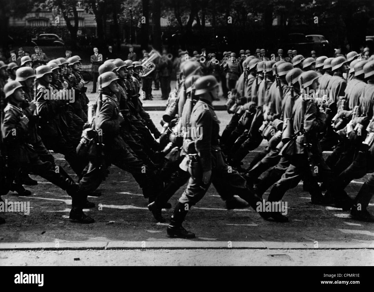 I soldati tedeschi marciando a Parigi, 1940 Foto Stock