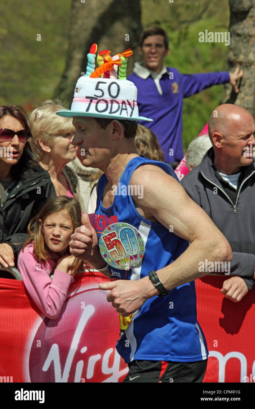 Un runner è 50 oggi nel 2012 VIRGIN LONDON MARATHON Foto Stock