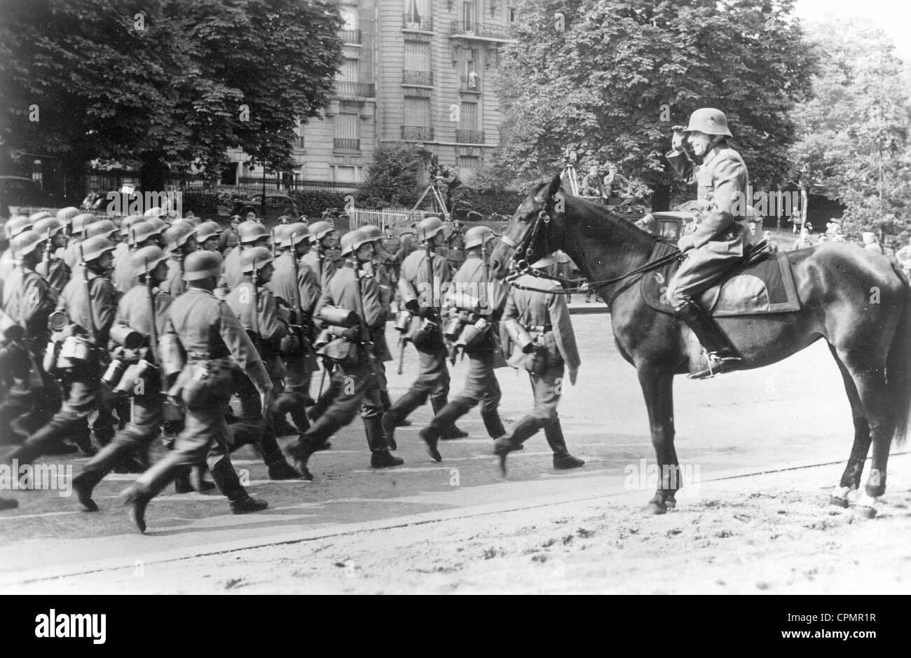 Briesen generale assume la salute a Parigi, 1940 Foto Stock Briesen generale assume la salute a Parigi, 1940 Foto Stock