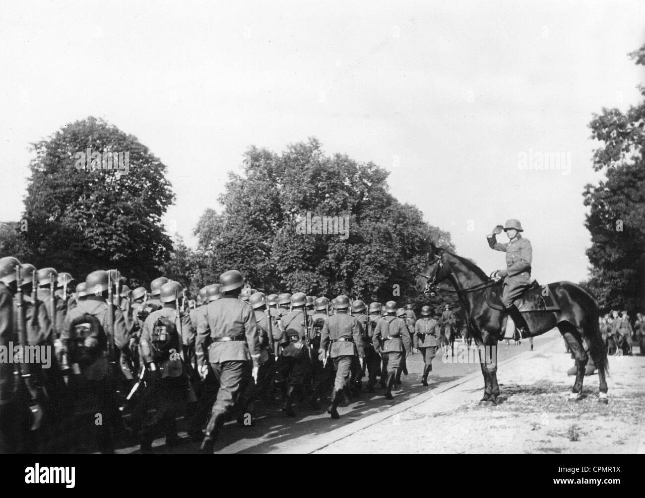 Soldati della 87ma divisione di fanteria sfilando prima Briesen generale, Avenue Foch Parigi, giugno 1940 (foto b/n) Foto Stock