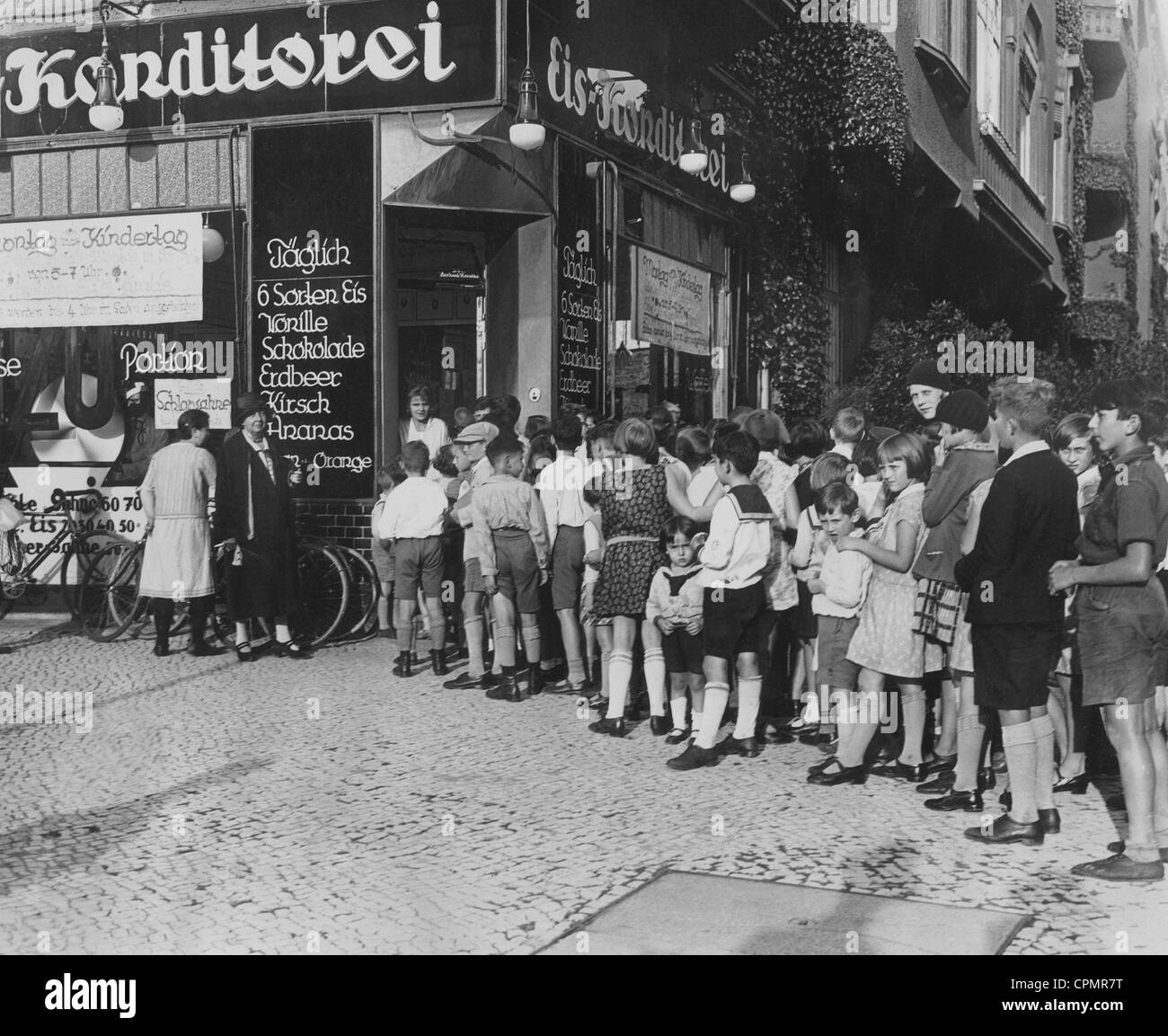 La vendita di gelati in una pasticceria a Berlino nel 20s Foto Stock