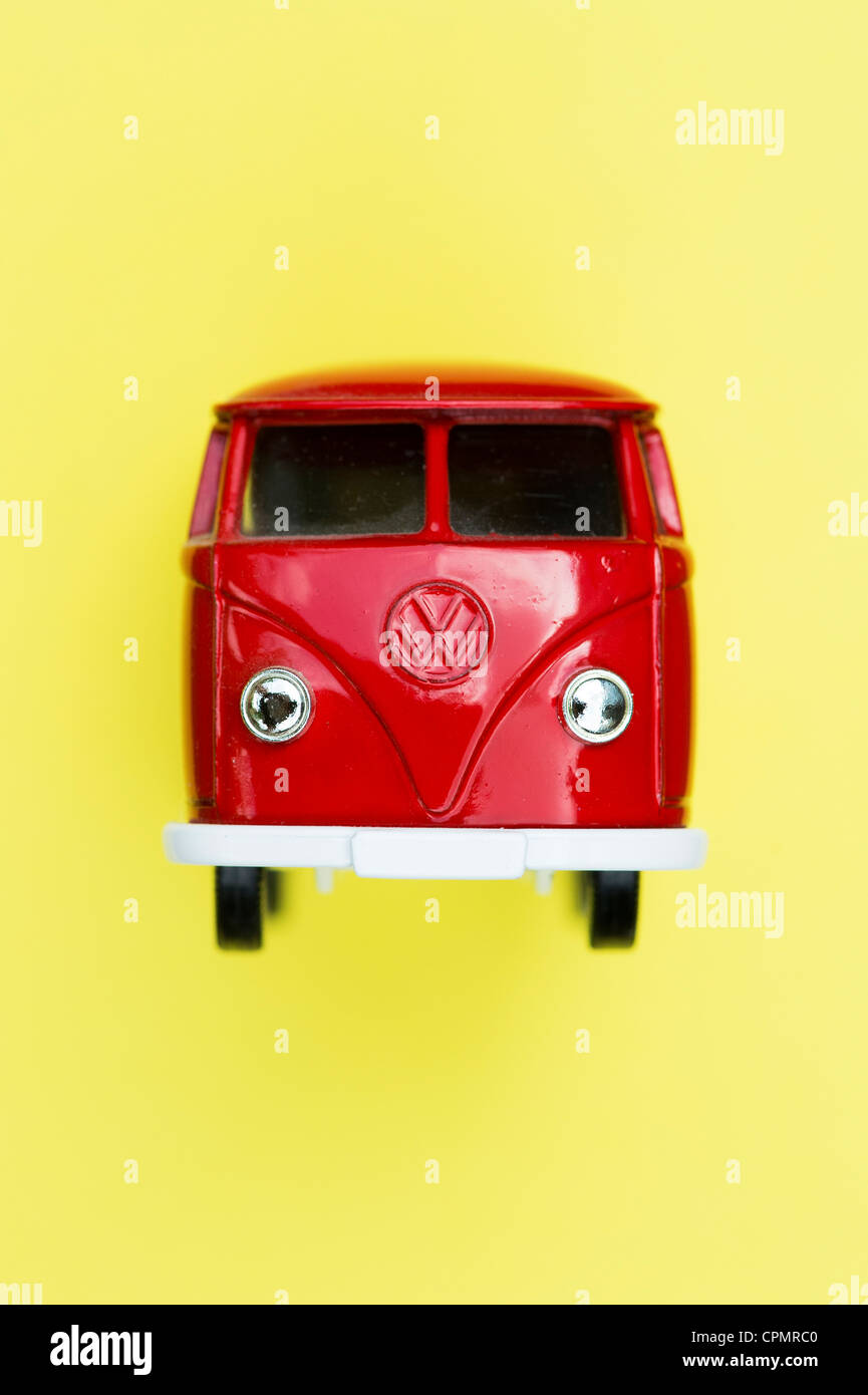 Red Matchbox pressofuso furgone Volkswagen su sfondo giallo Foto Stock