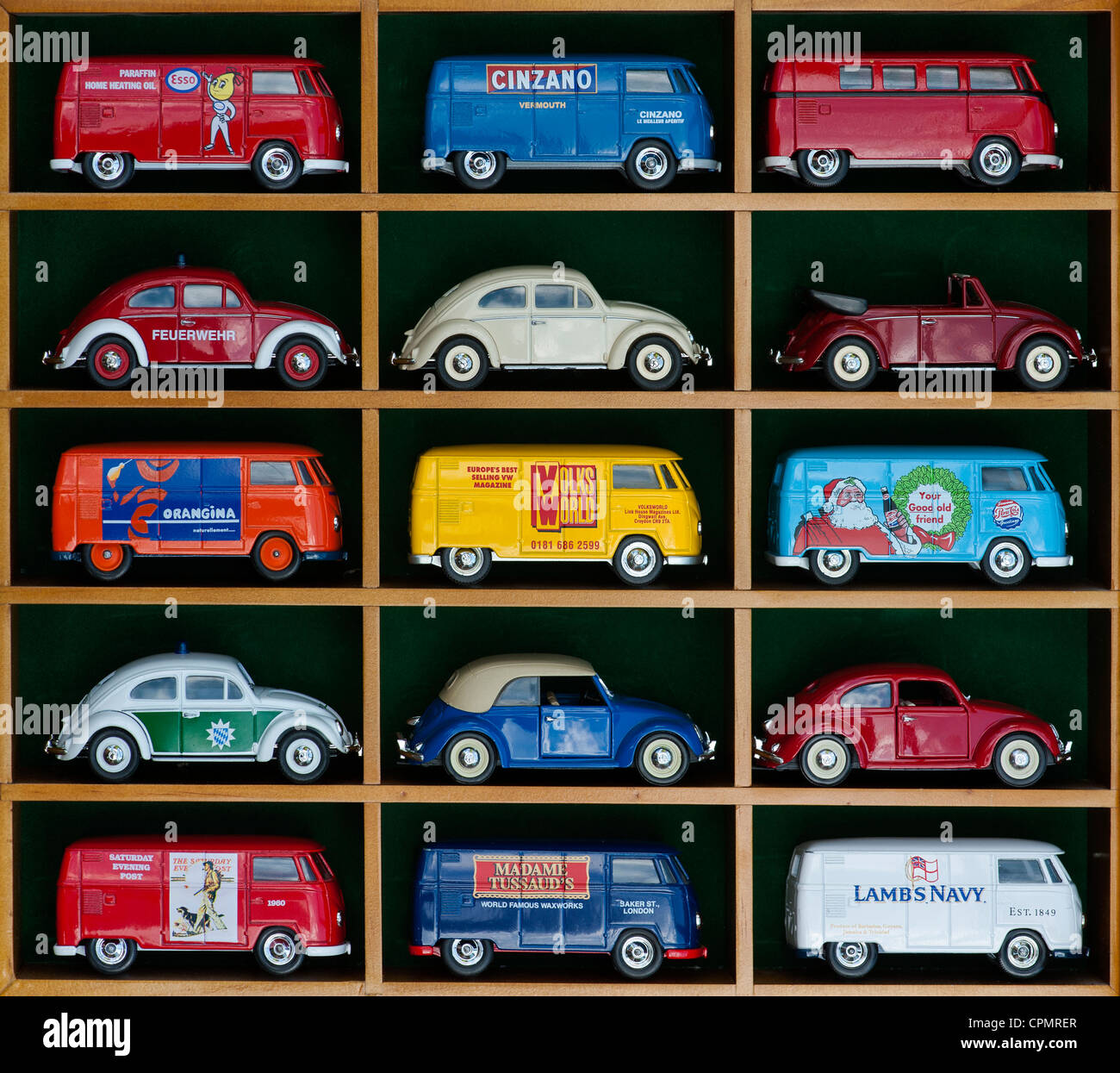 Matchbox pressofuso furgoni Volkswagen maggiolino e automobili in un display in legno caso Foto Stock