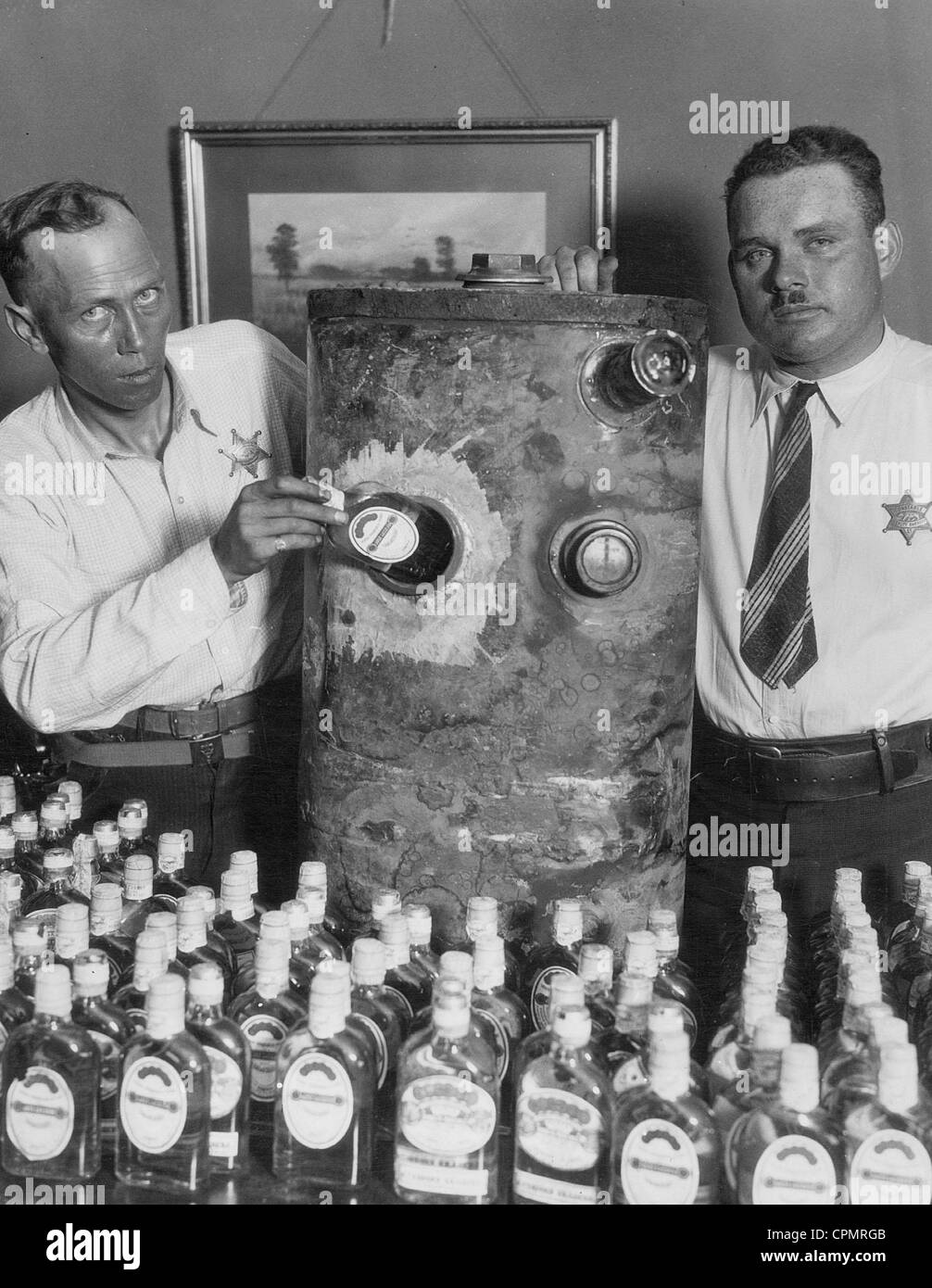 Poliziotti con alcool confiscato al momento del divieto negli Stati Uniti, 1927 Foto Stock