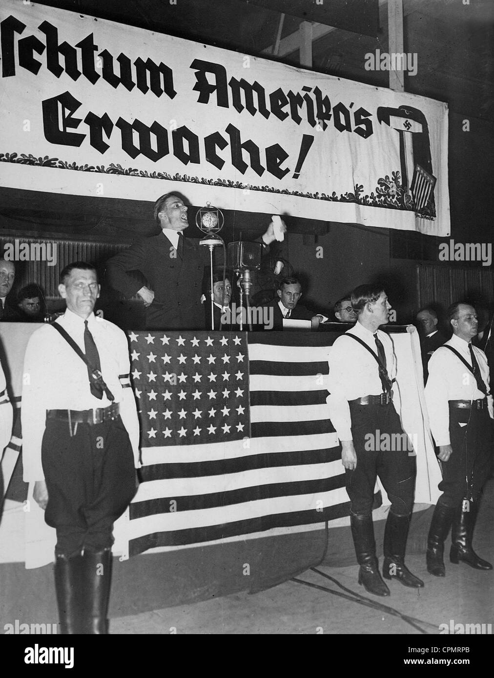 German-Americans in occasione di una riunione di organizzazione dei simpatizzanti nazisti 'Amici della nuova Germania' in New York, 8 Aprile 1934 Foto Stock