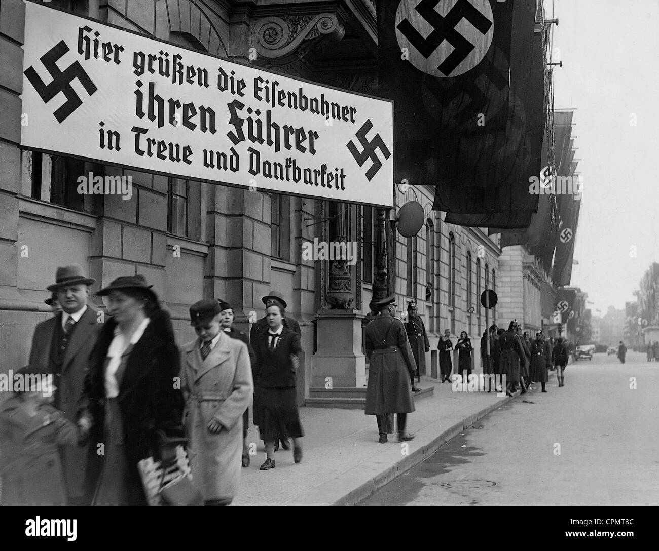 I lavoratori del settore ferroviario salutare "loro Fuehrer', 1938 Foto Stock