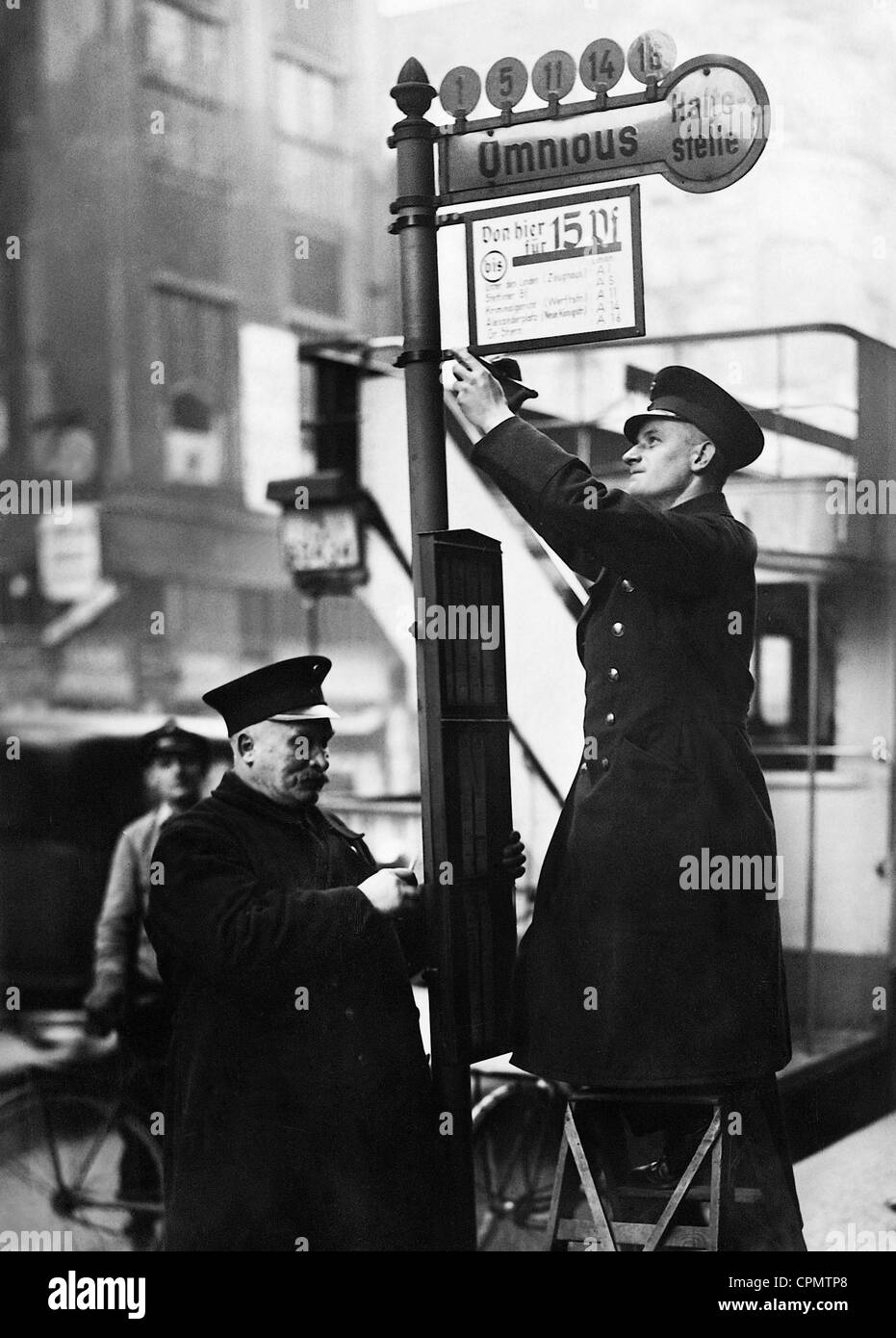 Appendere un cartello con le tariffe 1934 Foto Stock