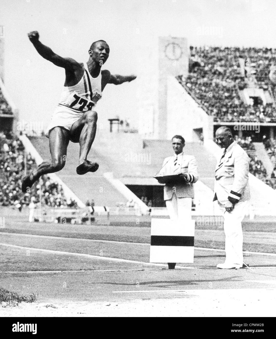Jesse Owens ad ampio Jumping Foto Stock