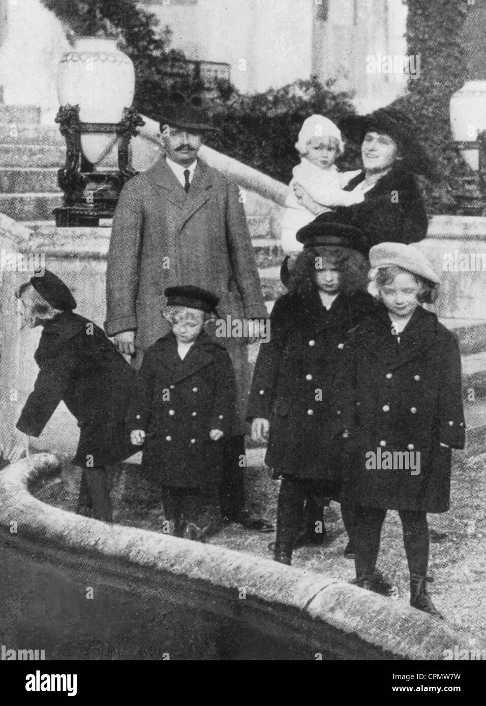 Ex-Emperor Carlo I con la moglie Zita e i suoi figli in esilio svizzero, 1919 Foto Stock