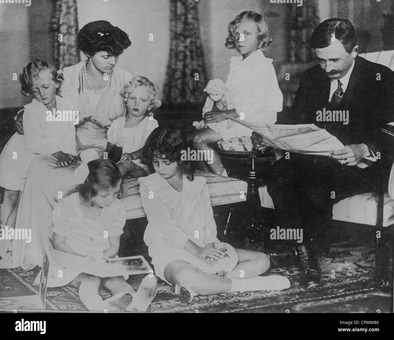 L'imperatore Carlo I d'Austria con sua moglie Zita e i suoi figli, 1920 Foto Stock
