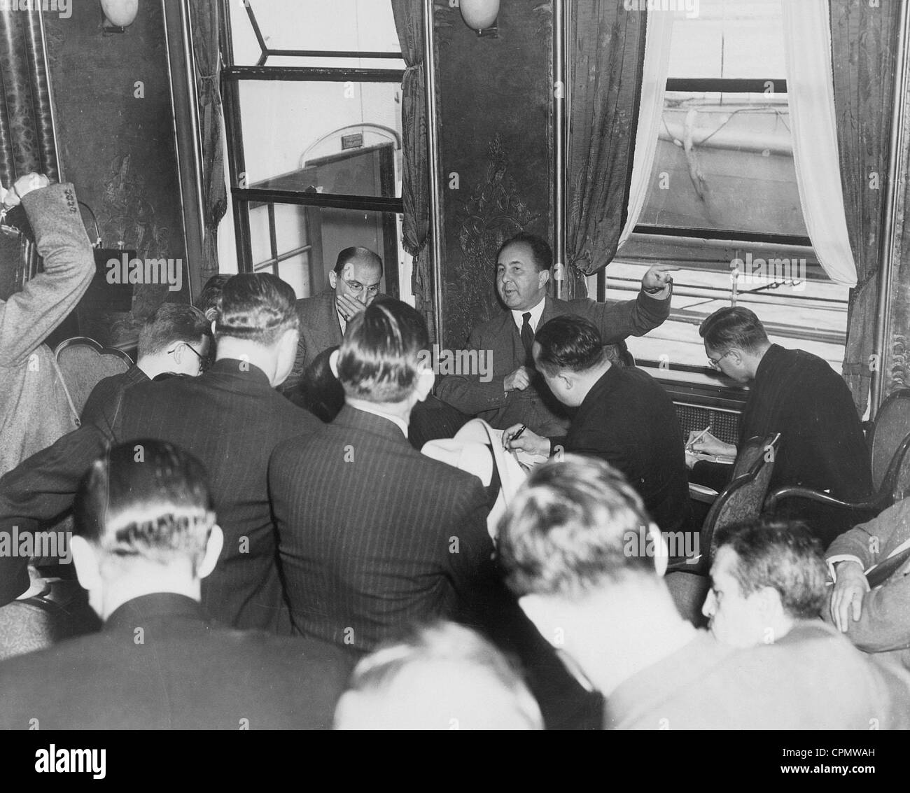 Hans Dieckhoff durante una conferenza stampa, 1938 Foto Stock