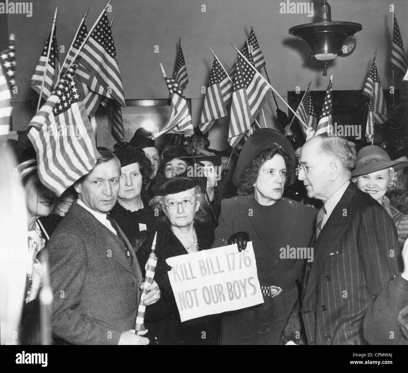 Le donne manifestano contro la Lend-Lease atto di 1941, raffigurato con i delegati del Congresso di Clare Hoffman e Roy O. Foto Stock