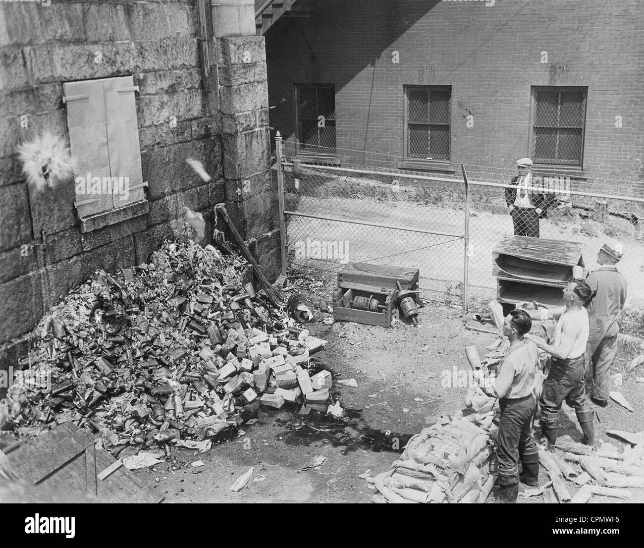 Distruzione di bottiglie di alcol durante il periodo di divieto in USA, 1932 Foto Stock