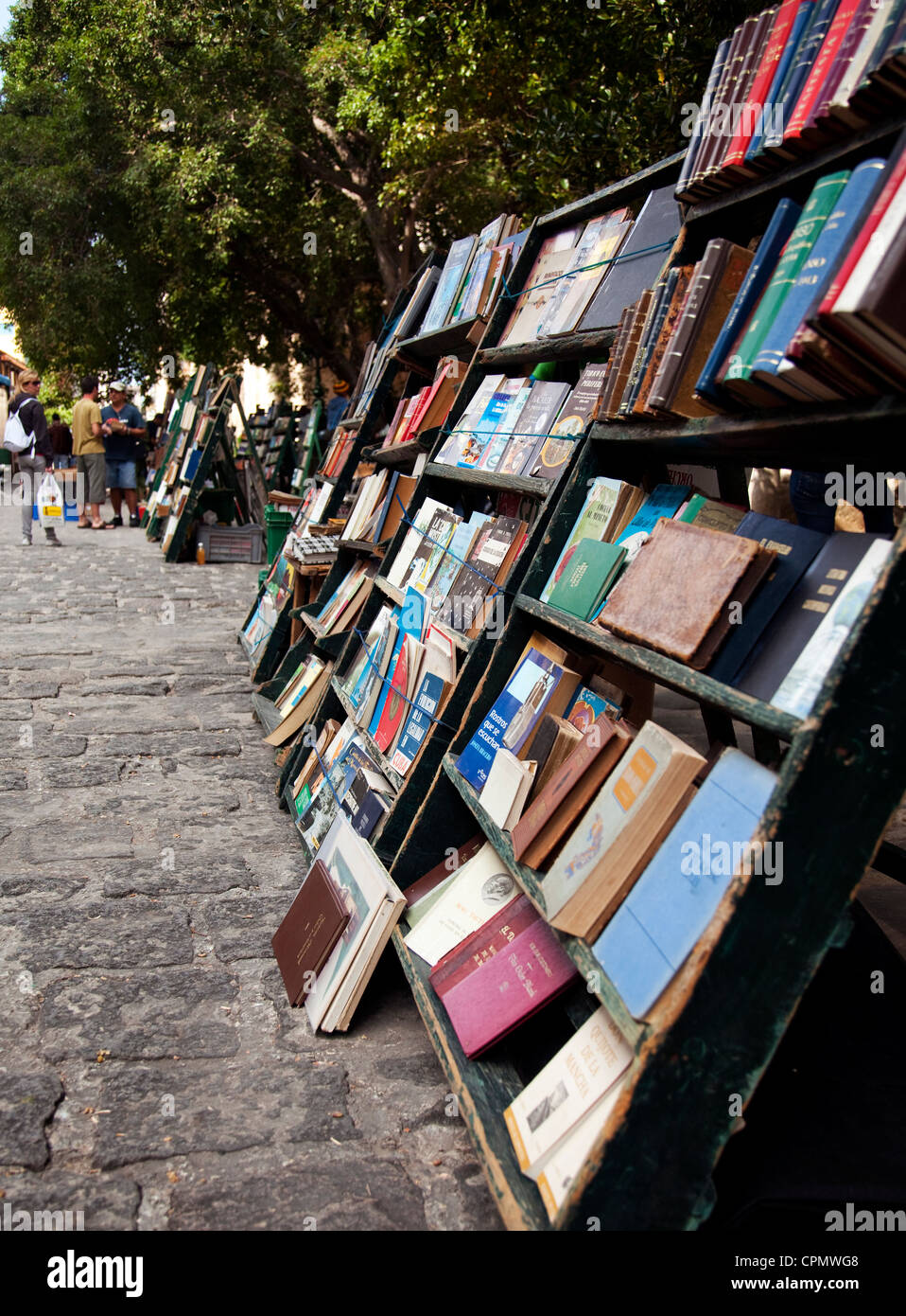 Libri in vendita presso il cartello stradale Plaza de Armas Vecchia Havana Cuba Foto Stock