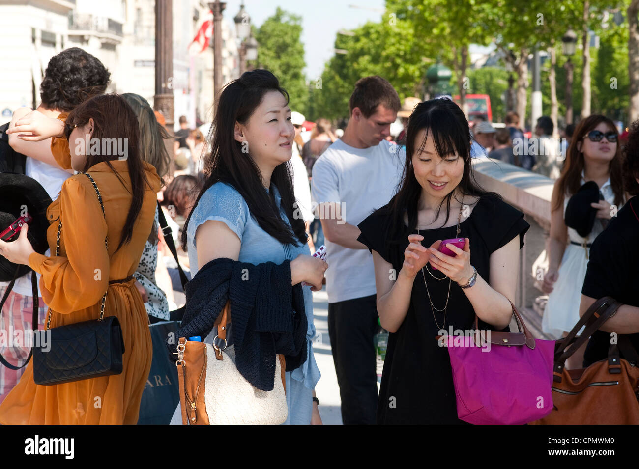 Parigi, Francia - i turisti giapponesi shopping Foto Stock