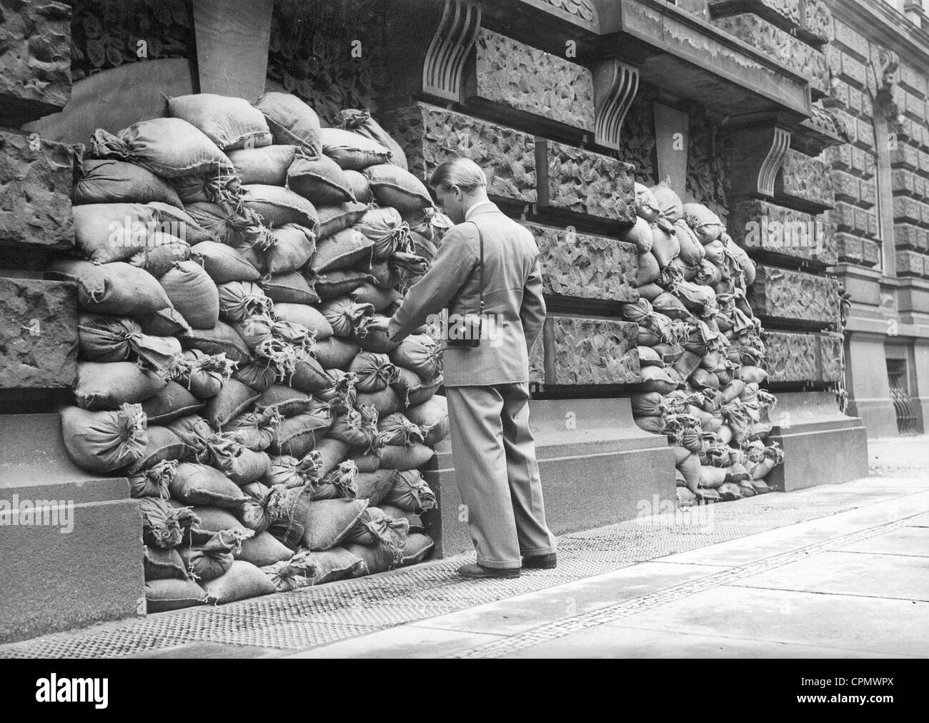 I sacchi di sabbia a proteggere contro frammenti di bomba a Berlino, 1939 Foto Stock