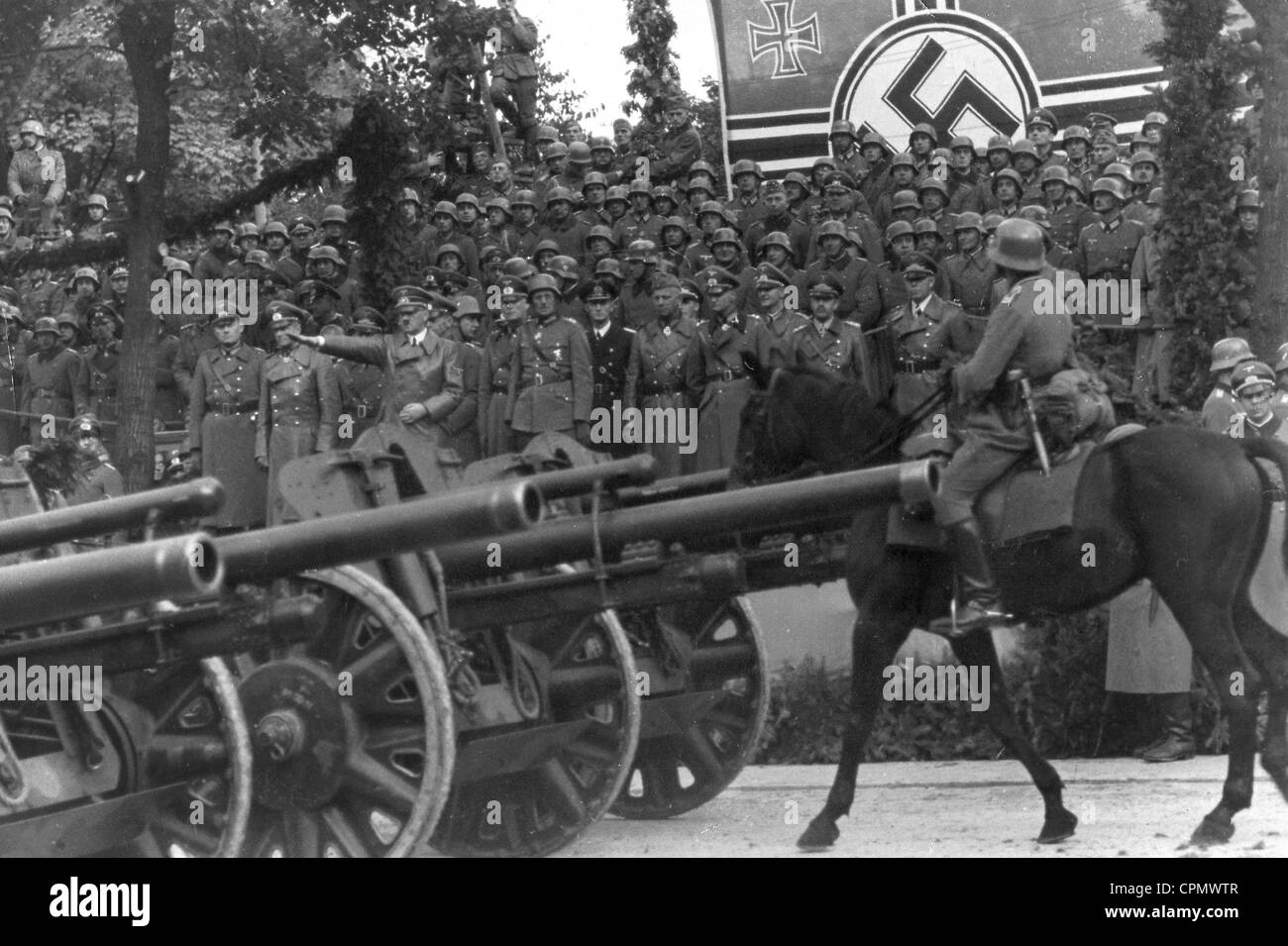 Adolf Hitler con i generali al Victory Parade di Varsavia, 1939 Foto Stock