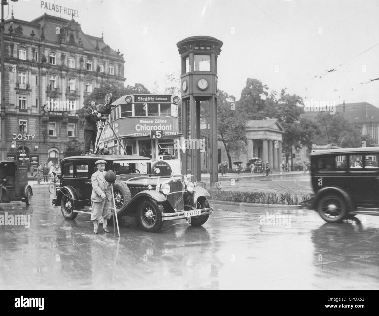 Reporter del news mostra su Potsdamer Platz, 1931 Foto Stock