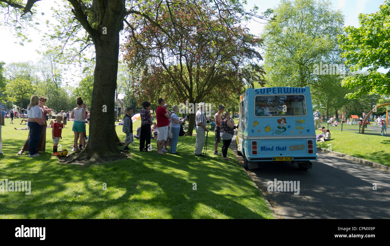 Lunga coda per gelato van nel parco pubblico, Bury, Lancashire Foto Stock