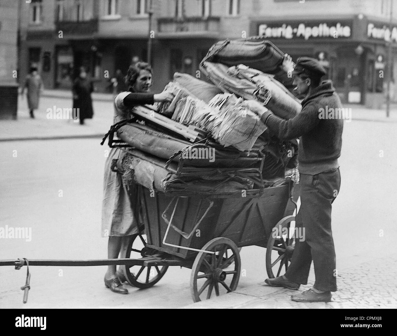 L uomo e la donna la raccolta di vecchio materiale, 1934 Foto Stock