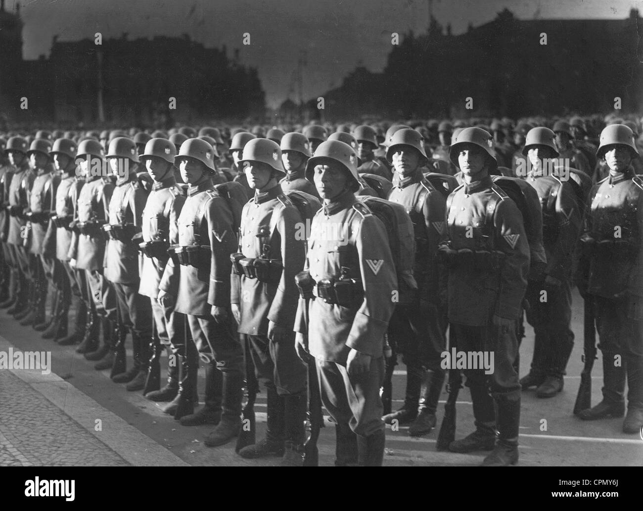 Prestazione di giuramento cerimonia presso un reggimento di fanteria, 1934 Foto Stock