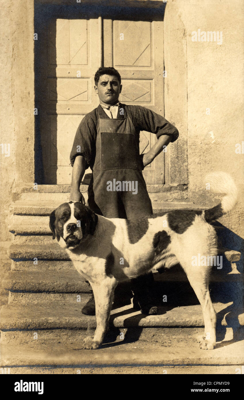 Lavoratore con Gran San Bernardo cane Foto Stock