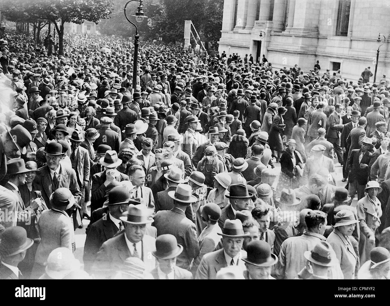 La Folla di fronte il Museo Geologico durante il World Economic Conference, 1933 Foto Stock