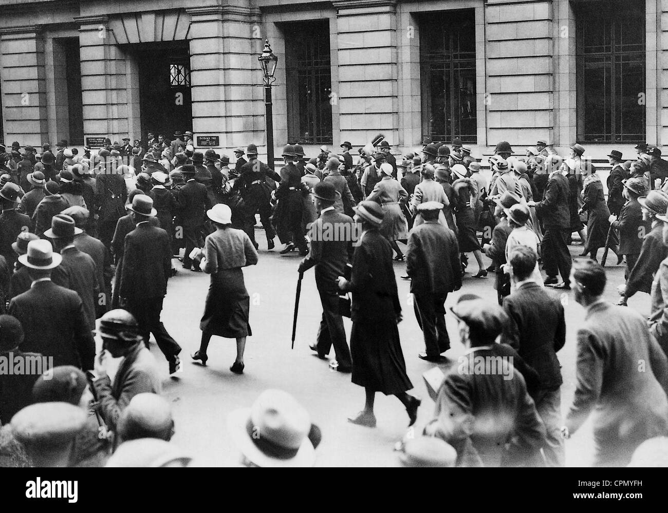 Spettatori di fronte il Museo Geologico durante il World Economic Conference, 1933 Foto Stock