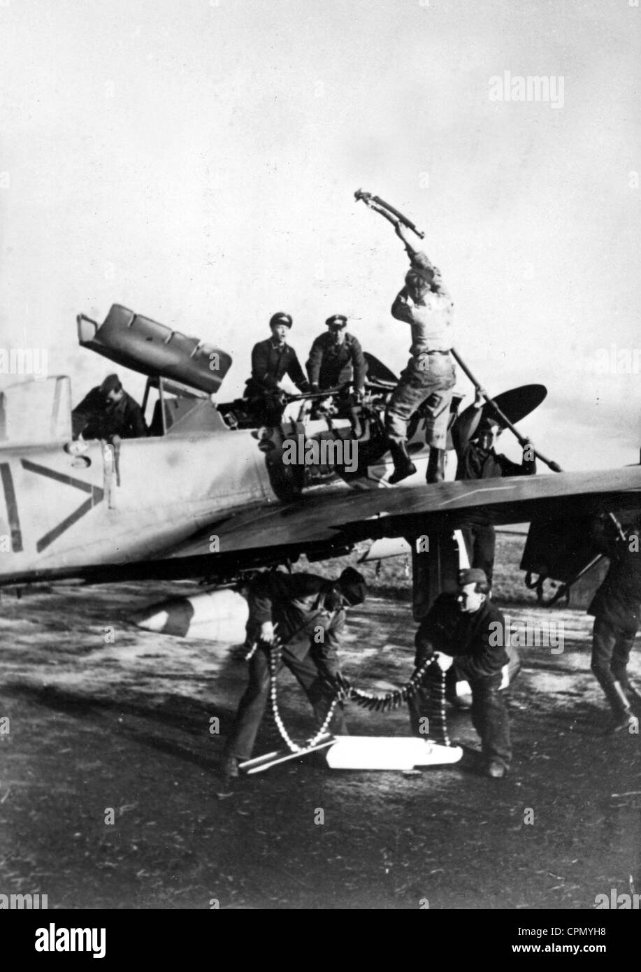 Un aereo da caccia è preparata per un'operazione, 1944 Foto Stock