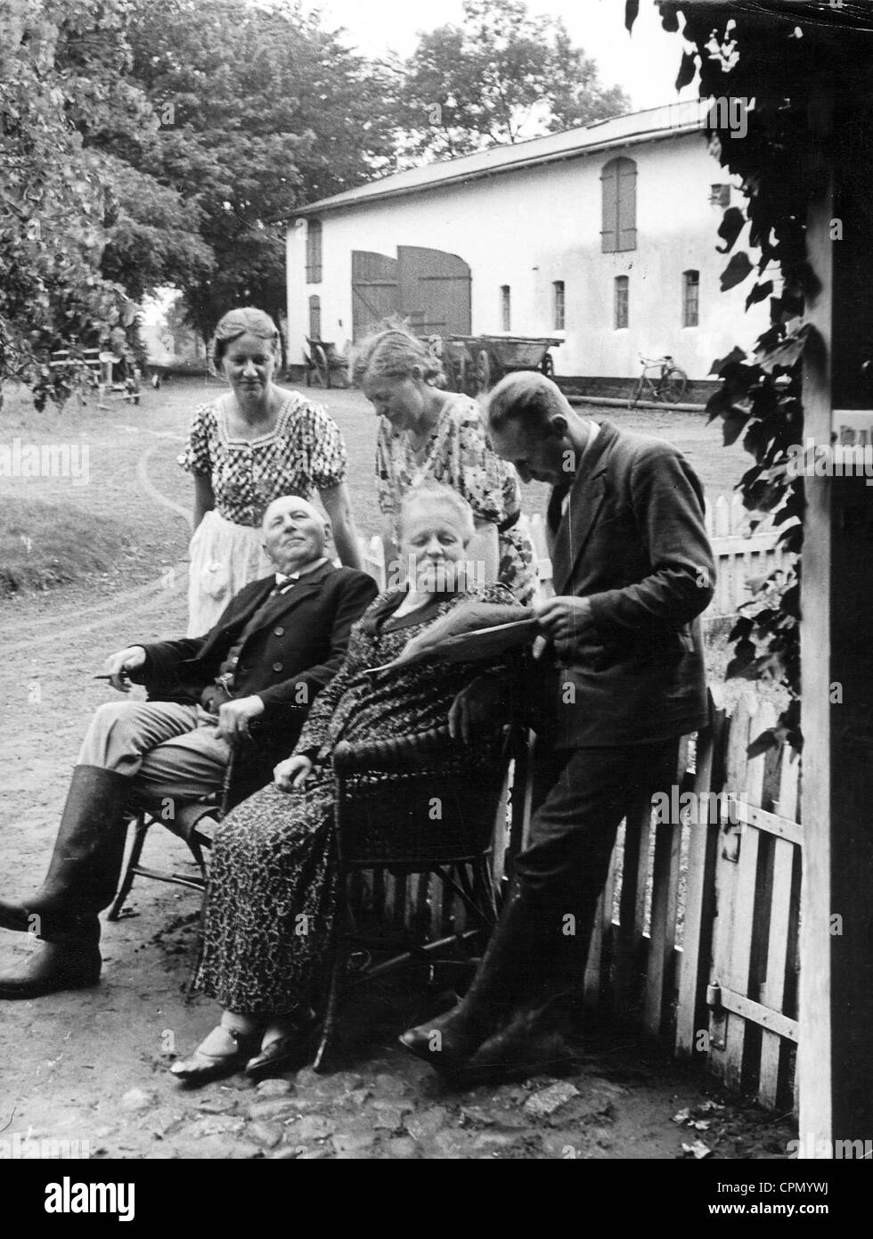La famiglia contadina si siede di fronte proprio cantiere, 1938 Foto Stock