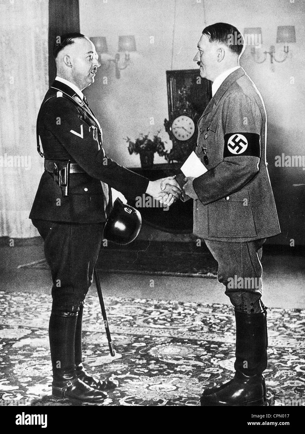 Adolf Hitler nomina Heinrich Himmler come capo della polizia tedesca, 1936 Foto Stock