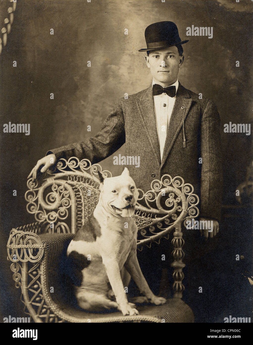 Successo giovane con il suo pitbull Foto Stock