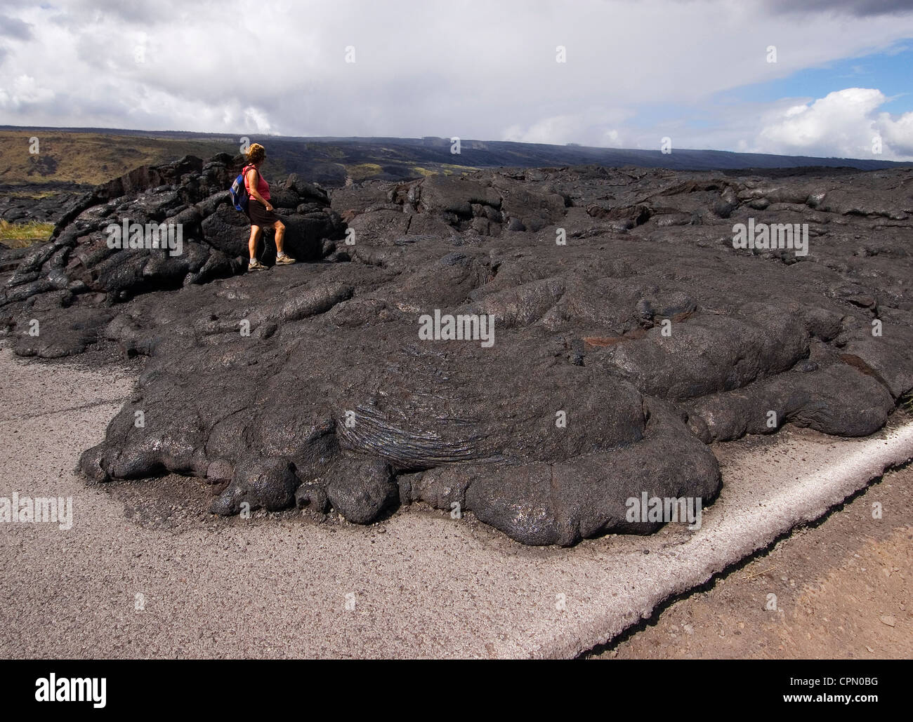 Elk284-2635 Hawaii, HI, vulcani NP, South Coast recente flusso di lava sulla strada, con escursionista, Modello rilasciato Foto Stock