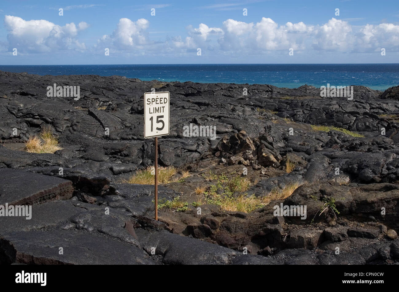Elk284-2662 Hawaii, HI, vulcani NP, South Coast, cartello stradale nel flusso di lava Foto Stock
