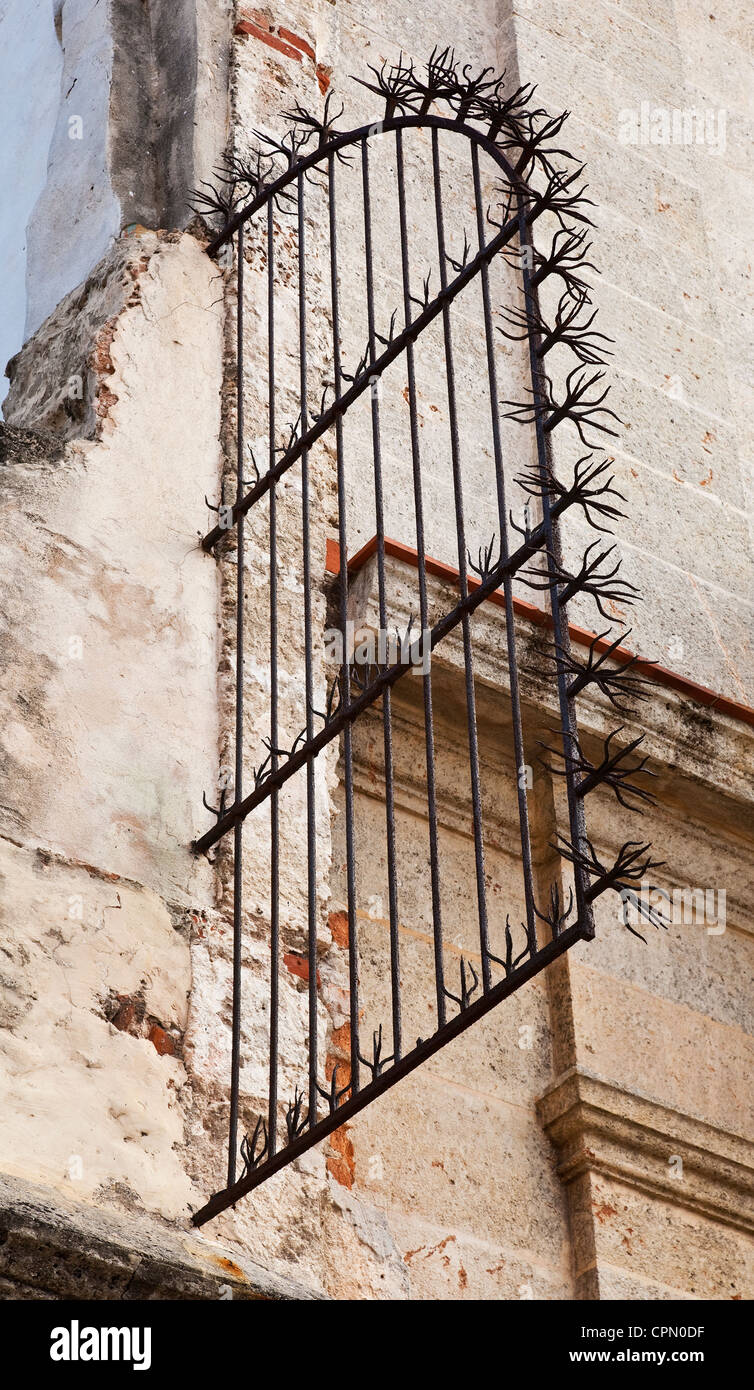 Guardia di ferro sul vecchio edificio in Havana Cuba Foto Stock