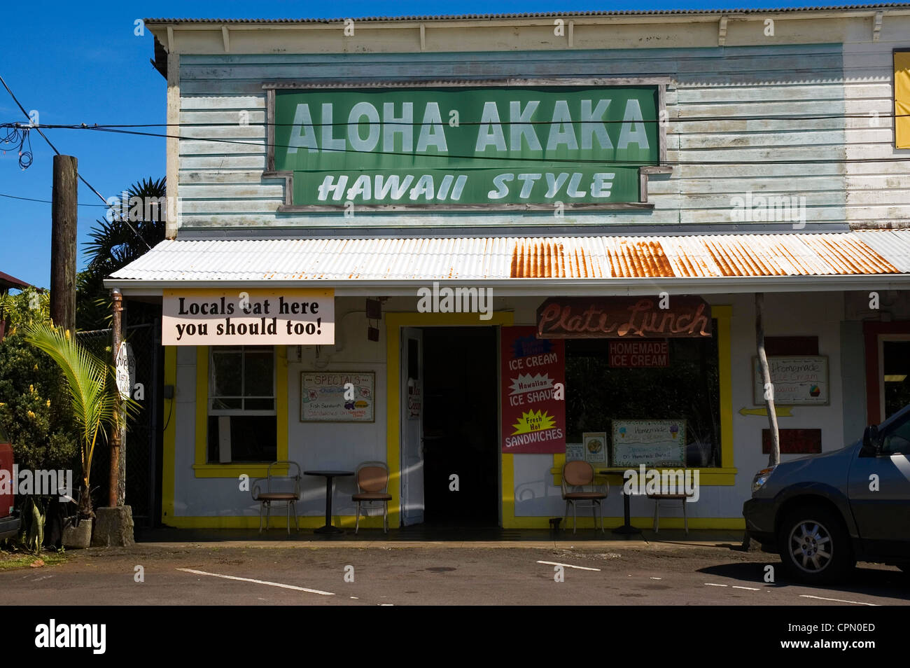 Elk284-2699 Hawaii, HI, Hamakua Coast, Honomu town, scena di strada con il vecchio edificio a spiovente, Aloha Akaka negozio di fronte Foto Stock
