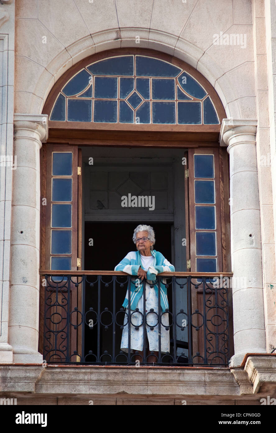 Old Lady sul balcone che si affaccia sulla Plaza Viaja Vecchia Havana Cuba Foto Stock