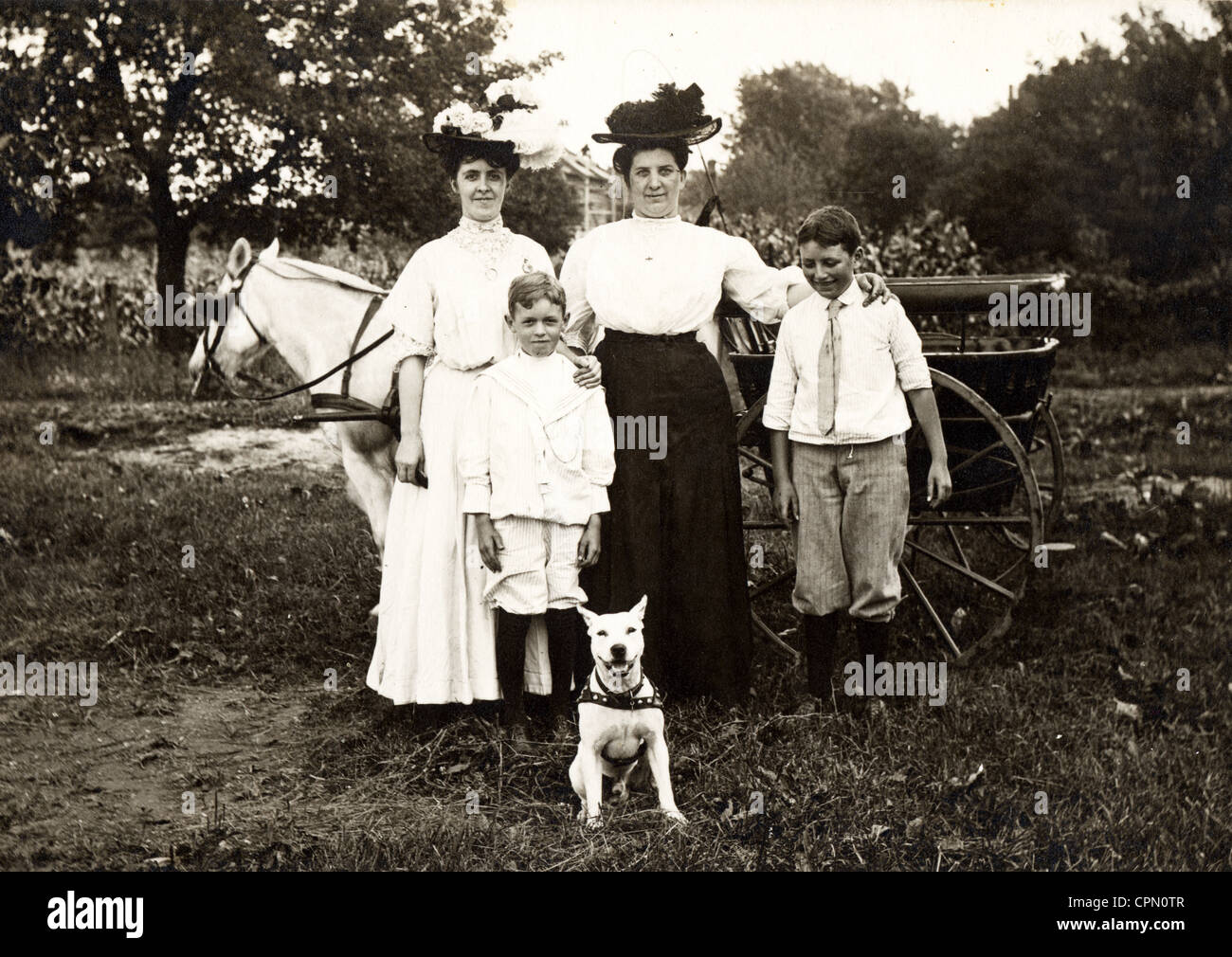 Famiglia di quattro custodito da Pitbull cane Foto Stock