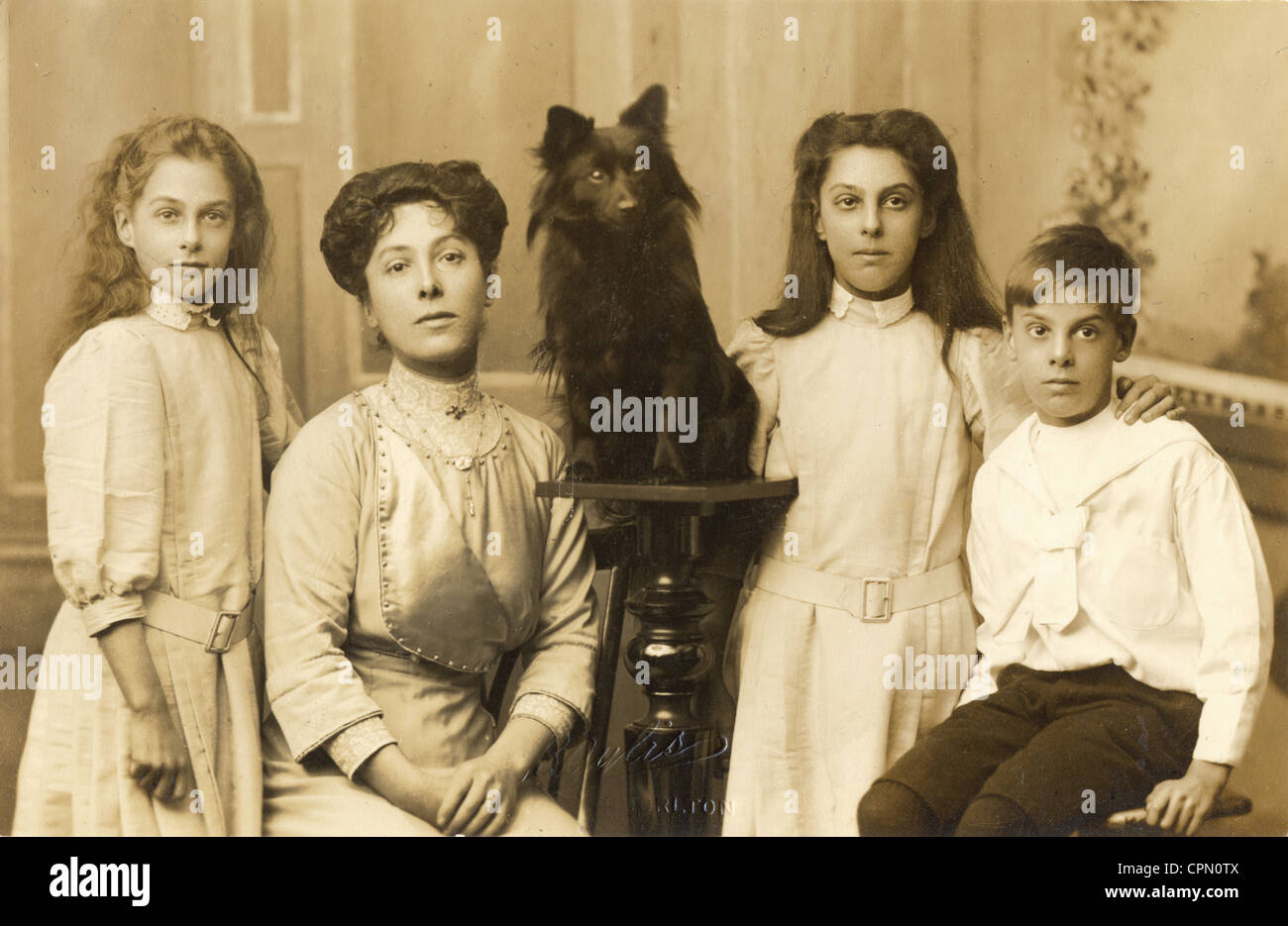Famiglia di quattro & cane su un piedistallo Foto Stock