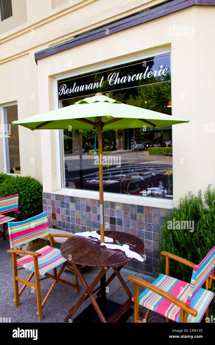 Salumi ristorante offre cene al fresco sulla città di frondosa plaza in Healdsburg, CA, Stati Uniti d'America. Foto Stock