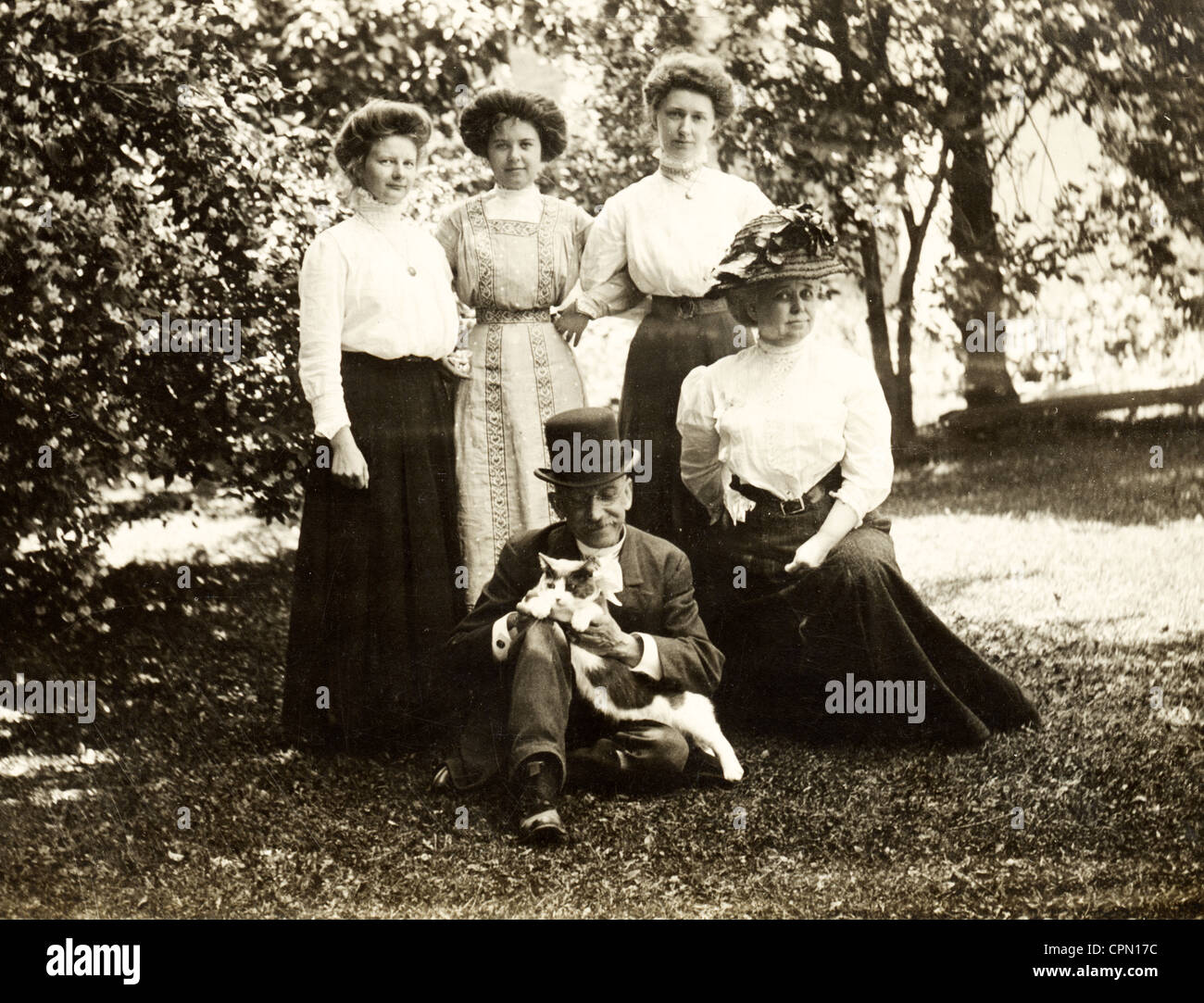 Coppia di anziani con tre figlie adulte & Amato Cat Foto Stock