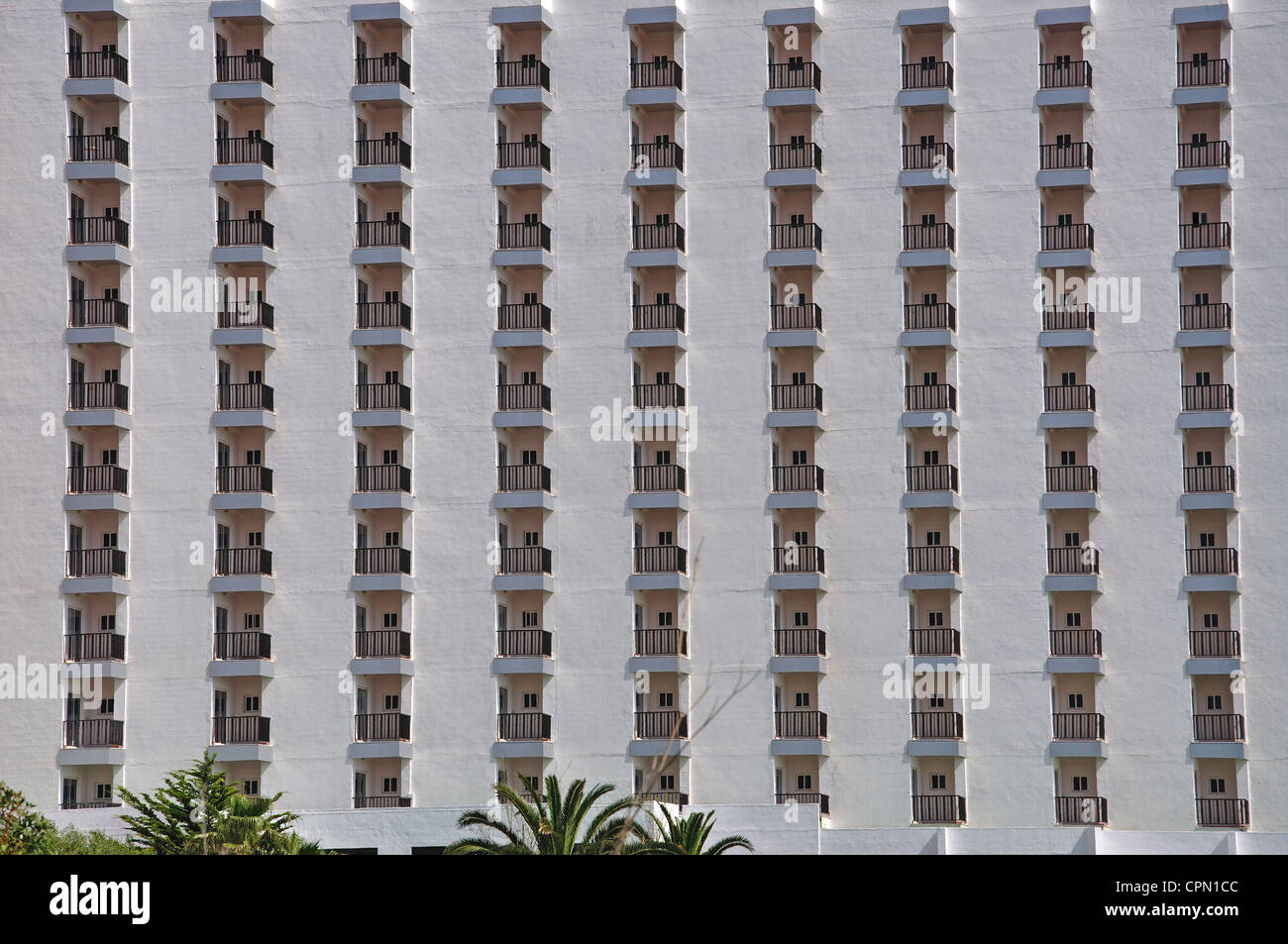 Alto hotel e balconi, Son Bou, Menorca, isole Baleari, Spagna Foto Stock