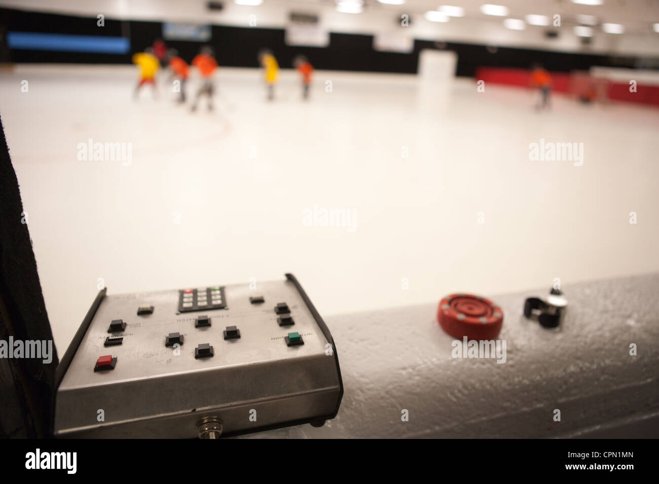 Pista da hockey custode score macchina, puck e fischio di allenatore della squadra. Foto Stock