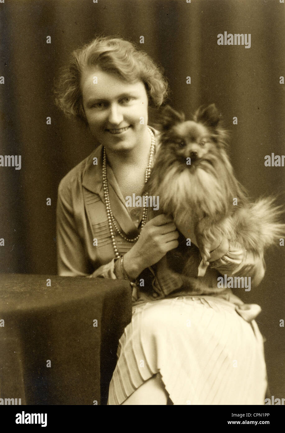 Ben vestito Lady & il suo Chihuahua Foto Stock