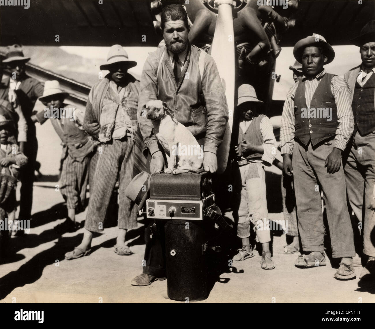 Pilota di aeroplani con piccolo cane & Apparecchiature elettroniche in Sud America Foto Stock