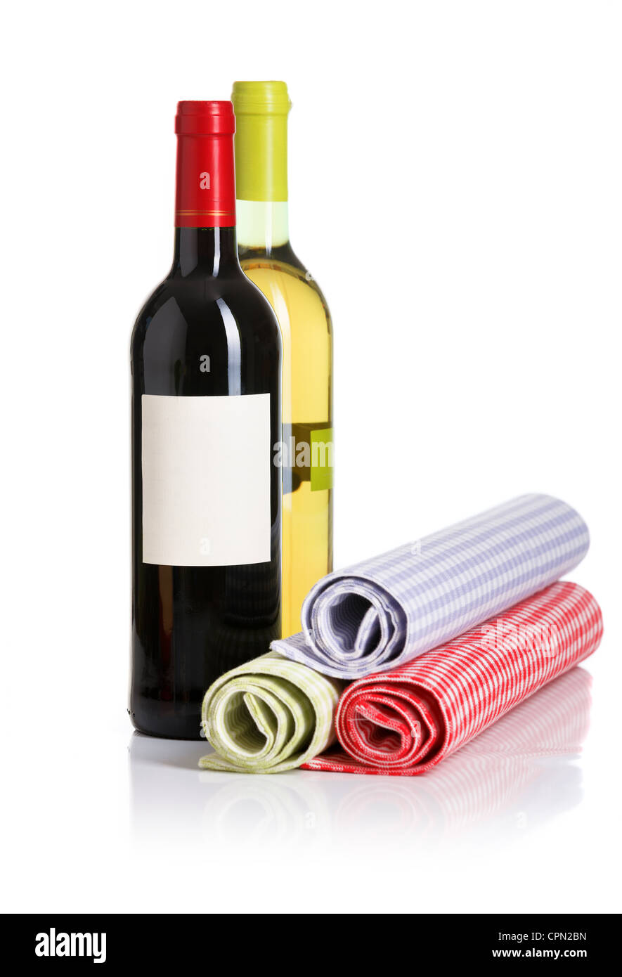 Bottiglia di vino rosso e bianco da i tovaglioli su sfondo bianco Foto Stock