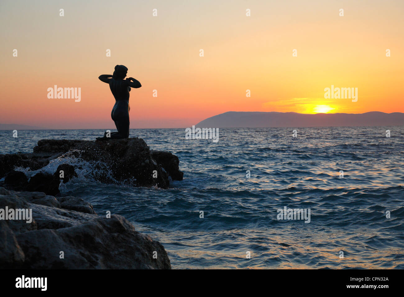 Podgora - statua di donna al tramonto Foto Stock