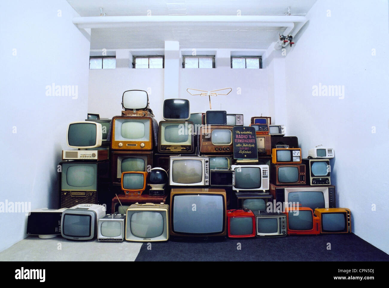 Broadcast, televisione, collezione di vecchi televisori del 50s, 60s e 70s, il transistore TV imposta dal Giappone, Monaco di Baviera, Germania Foto Stock